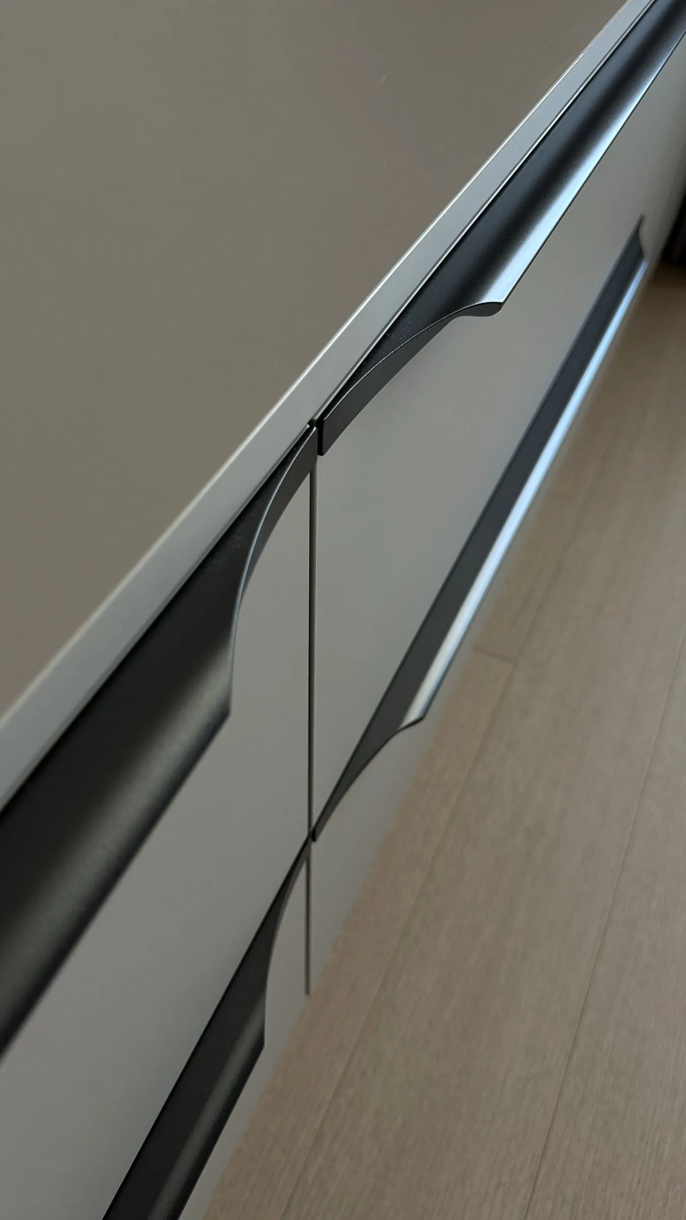 Detail: čierne úchytky na dvoch susedných frontoch