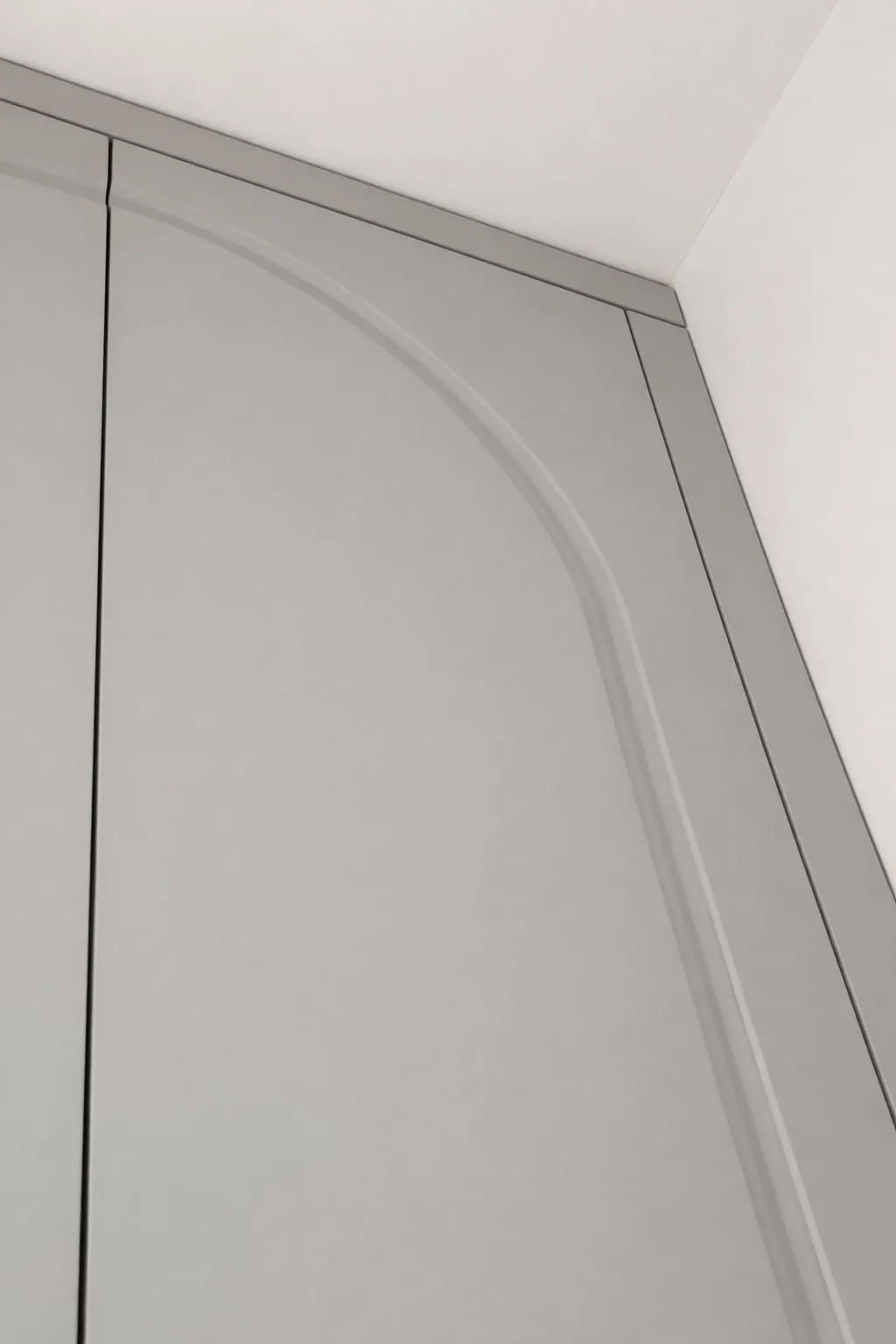 Detail: vyfrézovaný oblúk na fronte a zaoblený roh skrine